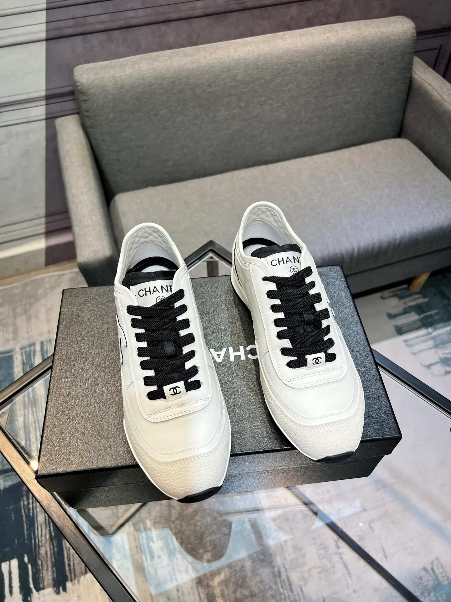 Men's men's shoes 💰620 Exclusive real shot (top version) CHANEL Chanel 2025ss color matching thick-soled casual sports shoes and sneakers. The counter is synchronized. The counter is very popular. A shoe that is very difficult to buy. The most popular thick-soled panda shoes on the Internet. It can be imagined that Xiaoxiang control can't miss it. It has both good looks and comfort. Simple and versatile white shoes. The thick sole increases the height and is super versatile. Close your eyes and wear it. Whoever wears it will look better. Upper: calfskin Lining: imported sheepskin lining Outsole: TPU original outsole Size: 35-44 (customized for women 41 and 40, and 45 for men)